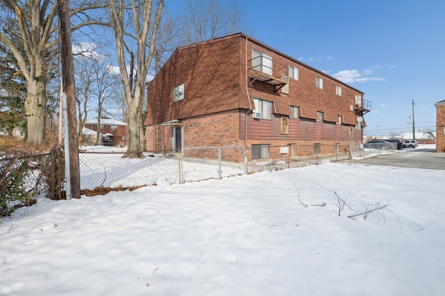 Primary Photo Of 2061 Tremainsville Rd, Toledo Apartments For Sale