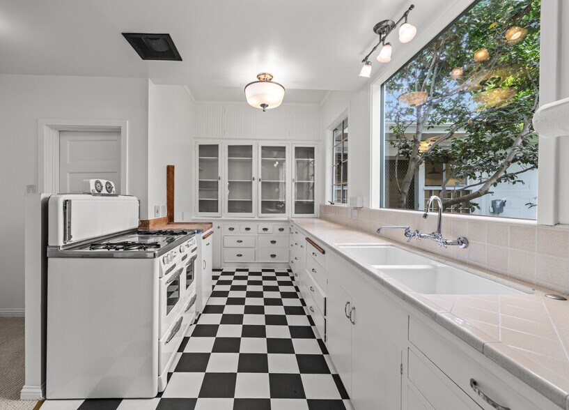 More Photos Of 721 E Main St, Ventura Office Residential For Sale