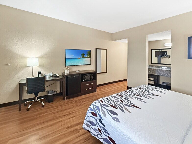 More Photos Of 5020 NE 14th St, Des Moines Hotel For Sale