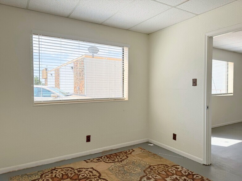 More Photos Of 1342 E Highway 377, Granbury Showroom For Sale