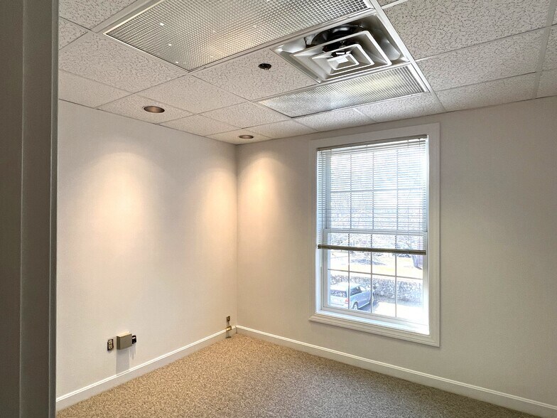 More Photos Of 10 Cedar St, Woburn Office For Sale