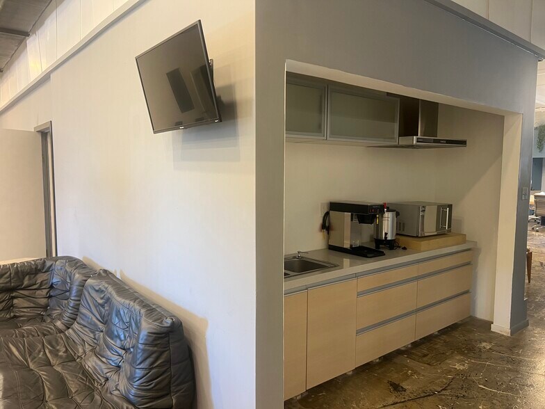 More Photos Of 6444 NE 4th Ave, Miami Warehouse For Sale