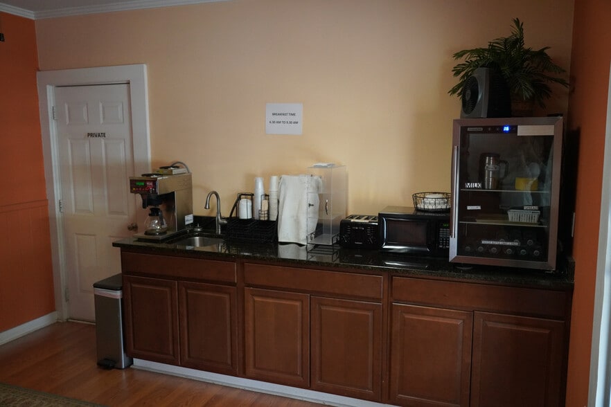 More Photos Of 901 E Main St, Walhalla Hotel For Sale