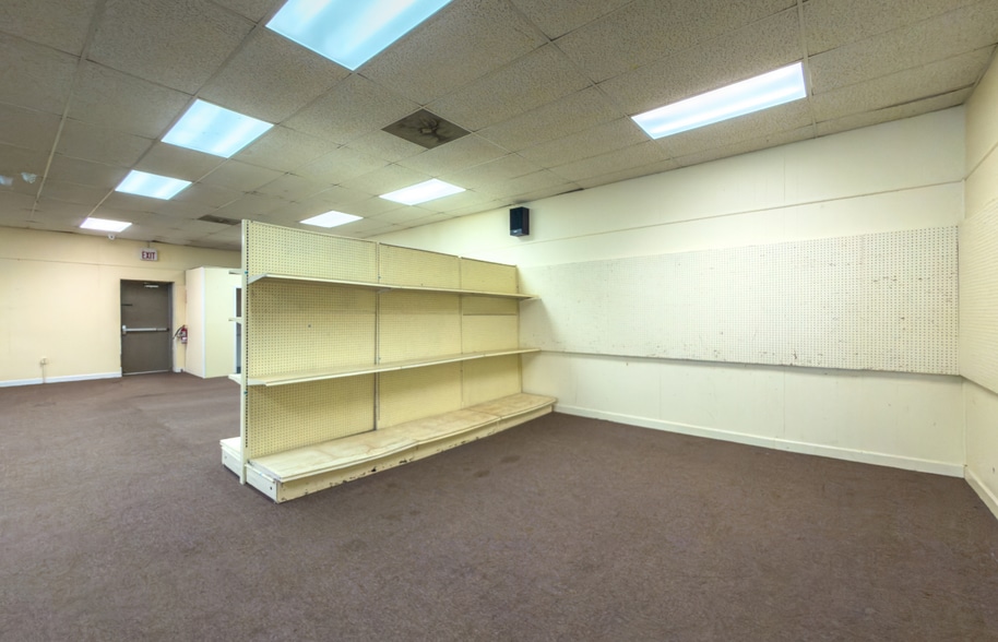 More Photos Of 6712 Williamson Rd, Hollins Freestanding For Sale
