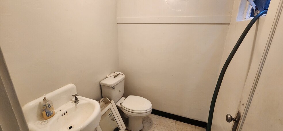 More Photos Of 1368 N Blackstone Ave, Fresno Freestanding For Lease