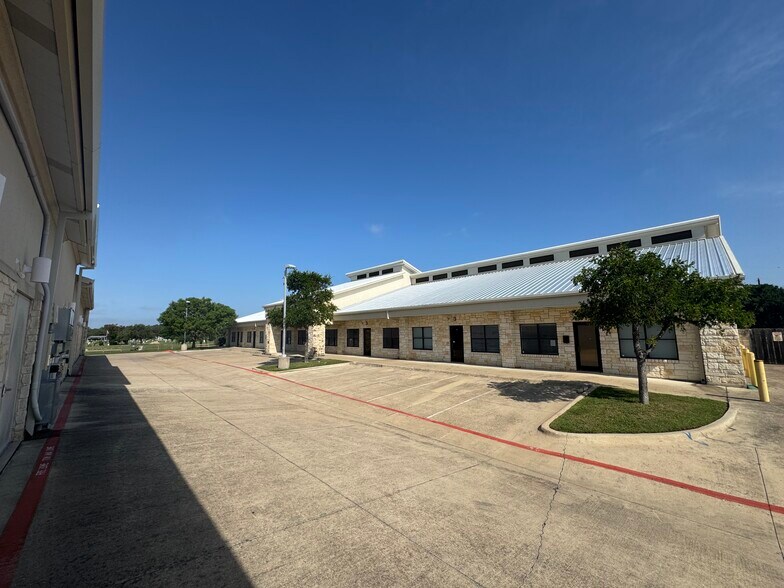 More Photos Of 1050 Meadows Dr, Round Rock Light Distribution For Lease