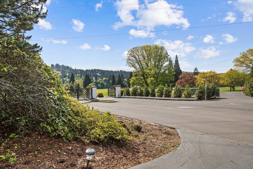 More Photos Of 1500 SE Waverly Dr, Portland Office Residential For Sale