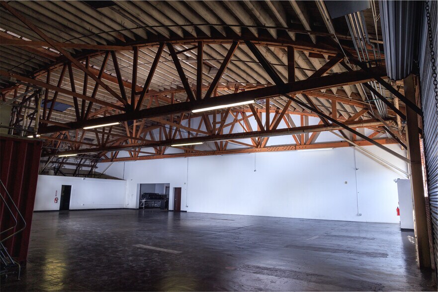 More Photos Of 2341-2345 E Olympic Blvd, Los Angeles Warehouse For Lease