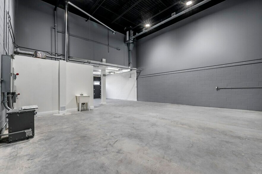 More Photos Of 587 Hanlon Creek Blvd, Guelph Showroom For Lease