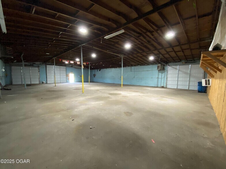 More Photos Of 625 Main st, Carterville Warehouse For Lease