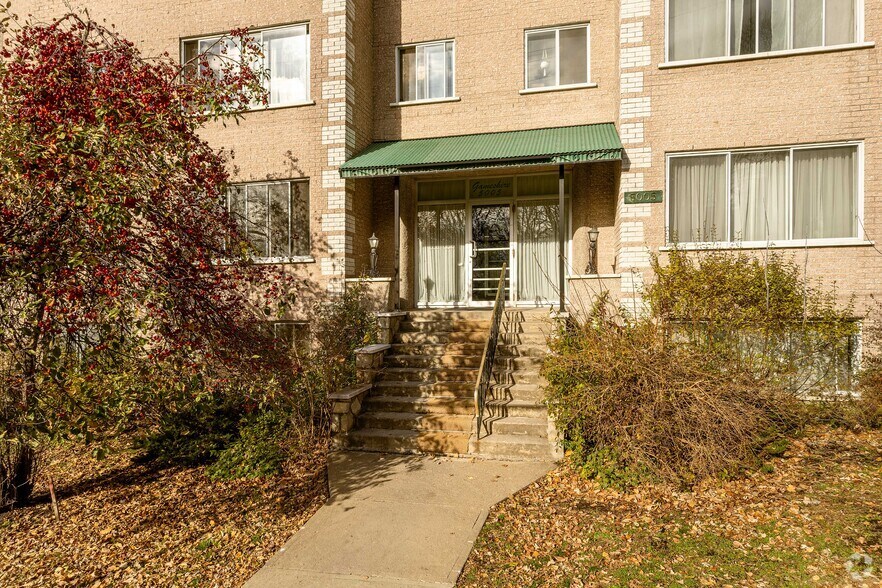 More Photos Of 5005 Ch De La Côte-Saint-Luc, Montréal Apartments For Sale