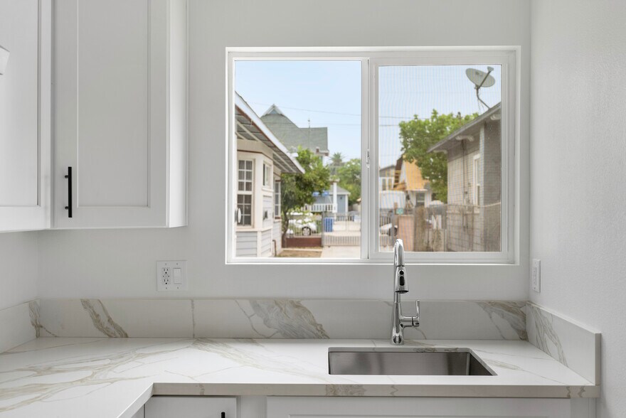 More Photos Of 1955 Bonsallo Ave, Los Angeles Apartments For Sale