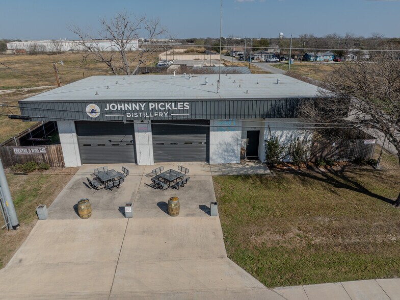 More Photos Of 1711 N Austin St, Seguin Showroom For Sale