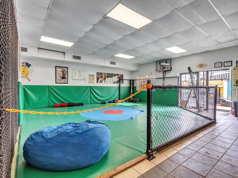 More Photos Of 1922 Strand St, Galveston Freestanding For Lease