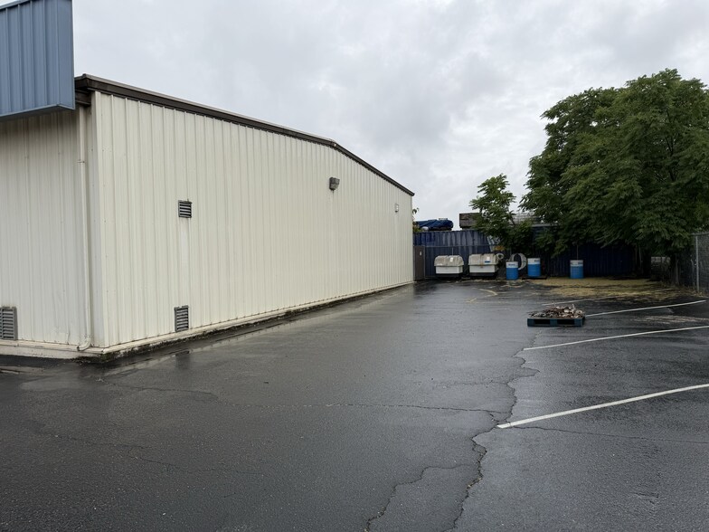 More Photos Of 536 Hi Tech Pky, Oakdale Warehouse For Lease