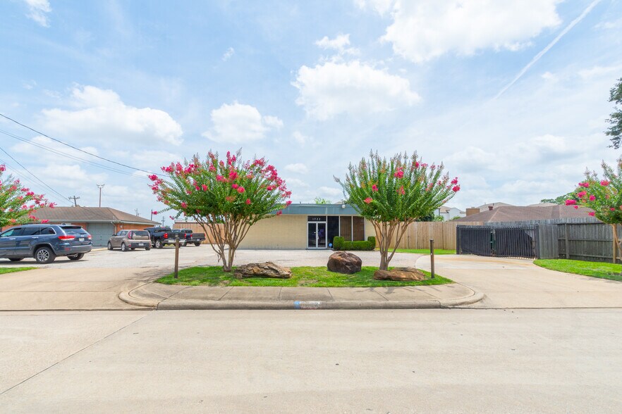 More Photos Of 1722 Monarch Oaks St, Houston Office For Lease