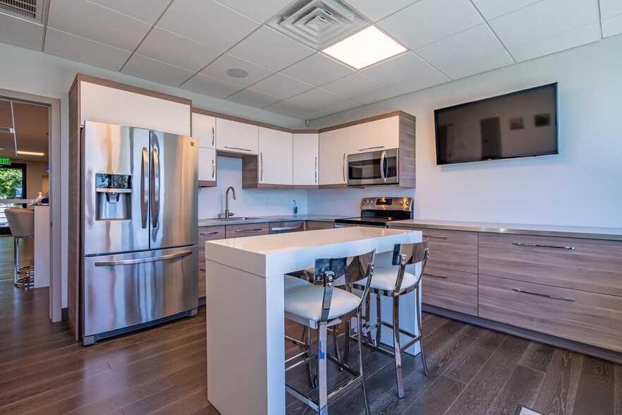 More Photos Of 531 E Bethany Home Rd, Phoenix Office For Sale