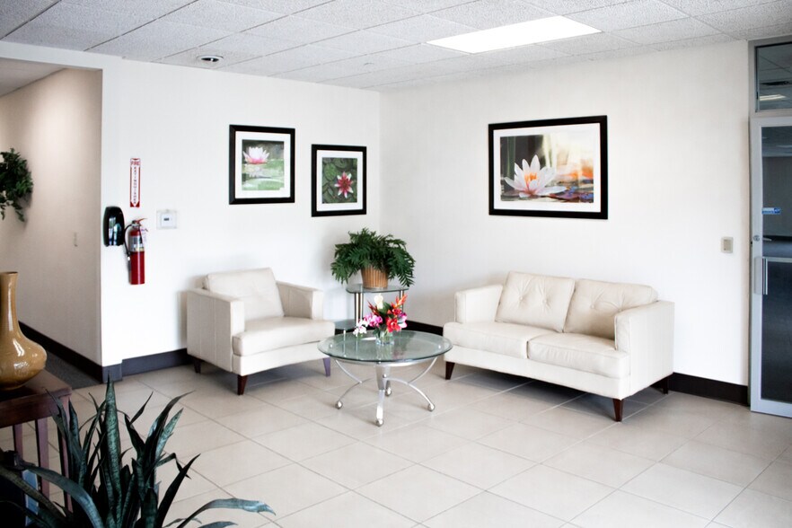 More Photos Of 800-820 Freeway Dr N, Columbus Office For Lease