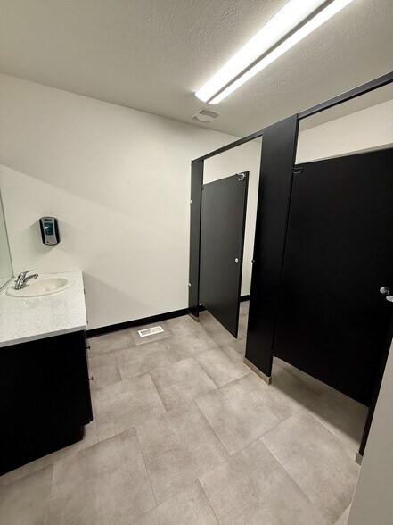 More Photos Of 520 N 400 W, North Salt Lake Office For Lease