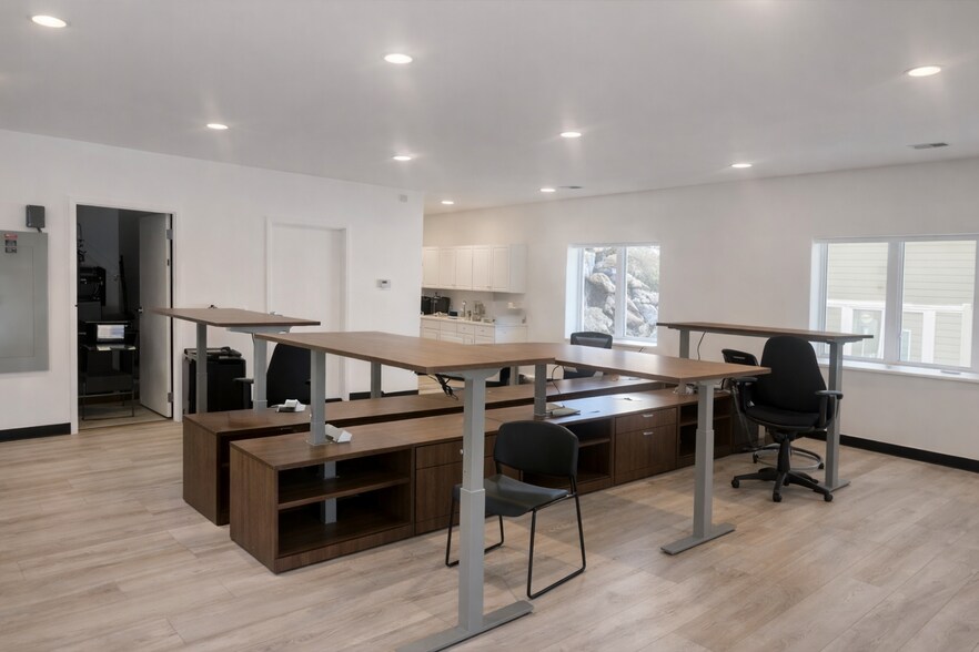 More Photos Of 18045-18049 Oak St, Omaha Coworking Space