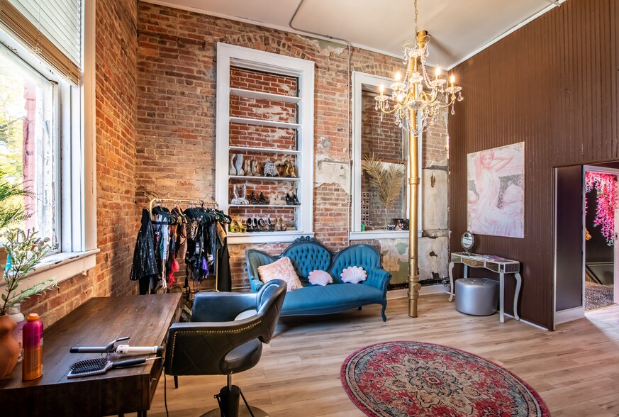 More Photos Of 534 Walnut St, Gadsden Showroom For Sale