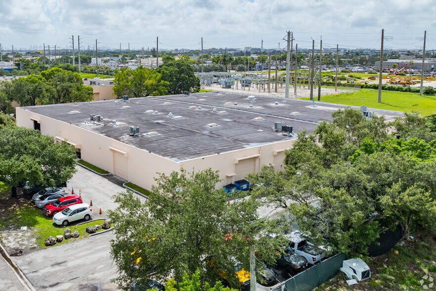 More Photos Of 6350-6370 NW 82nd Ave, Miami Light Manufacturing For Lease