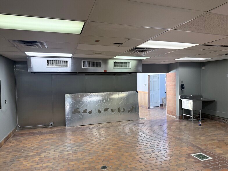 More Photos Of 2214 Lindyview Rd, Bellevue Fast Food For Sale
