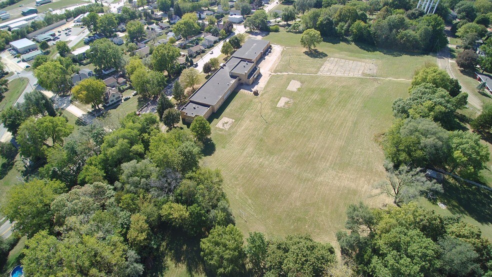 More Photos Of 1850 S Bluff Blvd, Clinton Schools For Sale