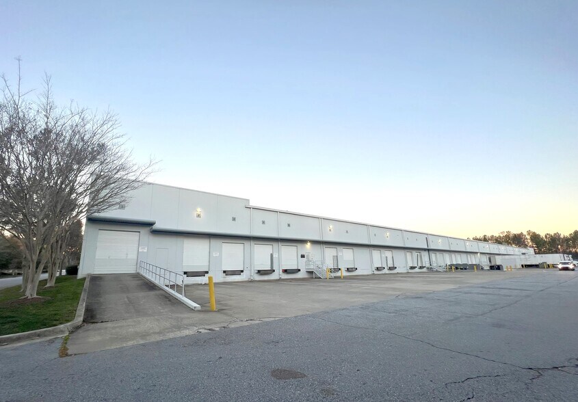 More Photos Of 76 Southwoods Pky, Hapeville Warehouse For Lease