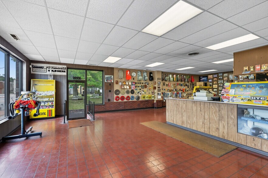 More Photos Of 3006 Avenue of the Cities, Moline Flex For Sale