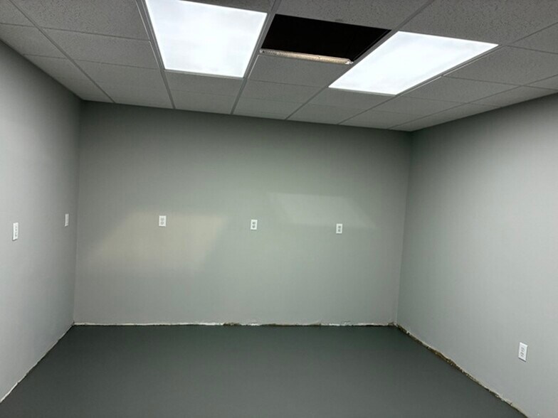More Photos Of 4 Railroad Ave, Wakefield Flex For Lease