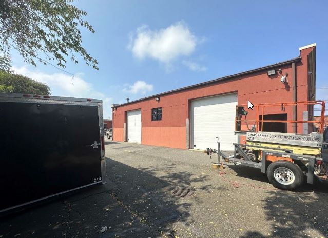 More Photos Of 95 Toledo St, Farmingdale Flex For Lease