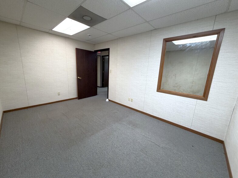 More Photos Of 305 N Mason St, Carrollton Office For Sale