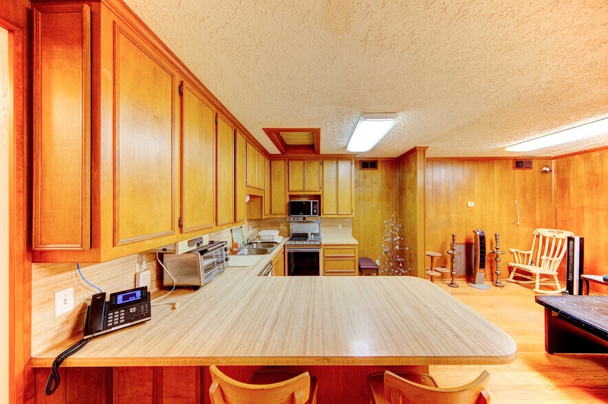 More Photos Of 10002 Grover Ln, Houston Warehouse For Sale