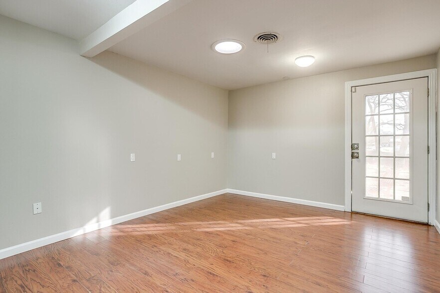 More Photos Of 2418 Cales Dr, Arlington Office Residential For Sale