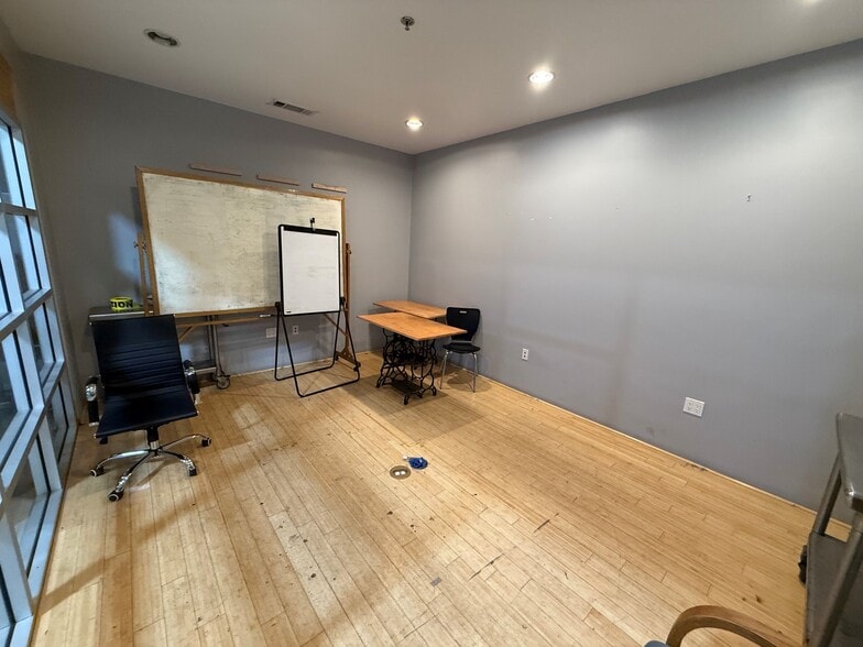 More Photos Of 620-624 N Victory Blvd, Burbank Warehouse For Lease