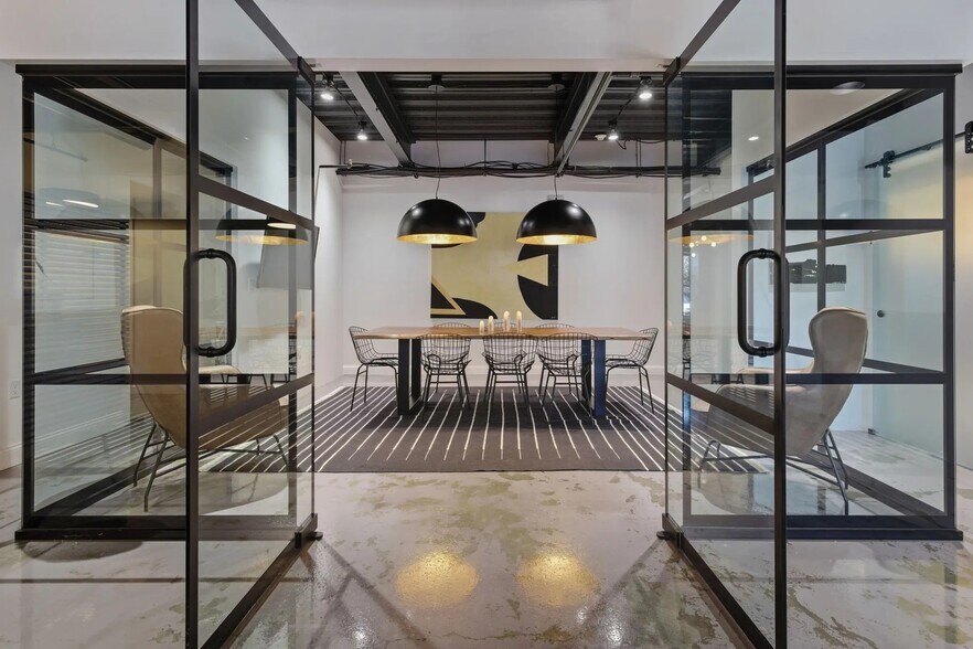 More Photos Of 1 Mariners Lndg, Edgartown Office For Sale