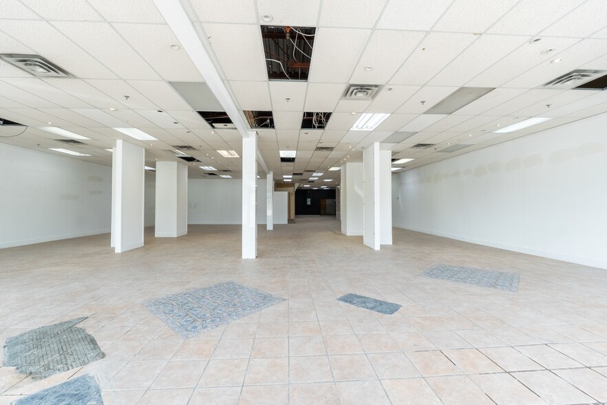 More Photos Of 7527-7583 Boul Henri-Bourassa E, Montréal Flex For Lease