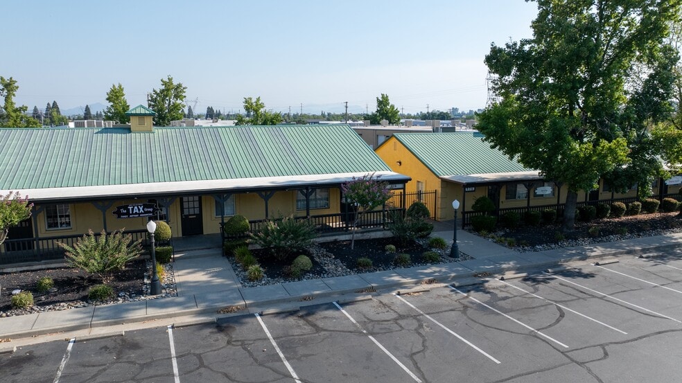 More Photos Of 926 E Cypress Ave, Redding Storefront Retail Office For Lease