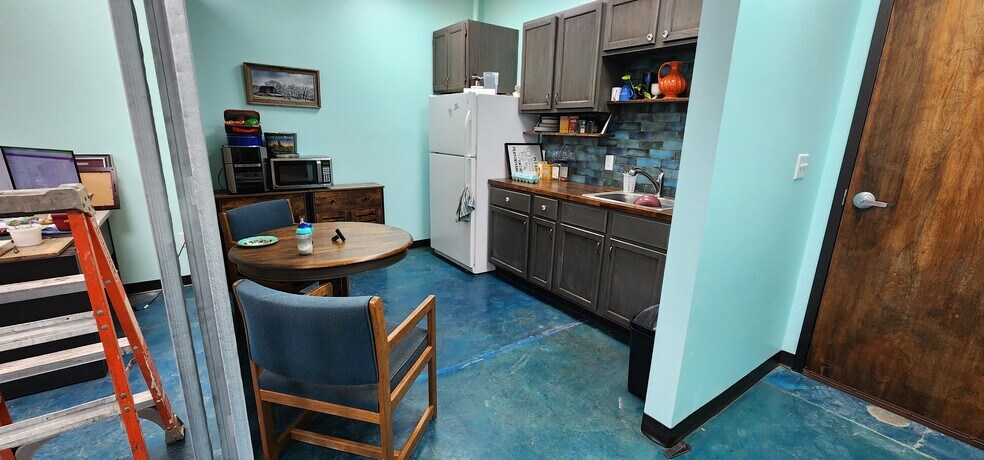 More Photos Of 224 N Stewart Ave, Springfield Warehouse For Lease