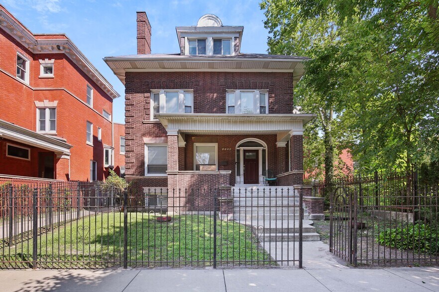 Primary Photo Of 1036 E Hyde Park Blvd, Chicago Specialty For Sale