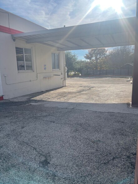 More Photos Of 4300 Airport Blvd, Austin Auto Dealership For Sale