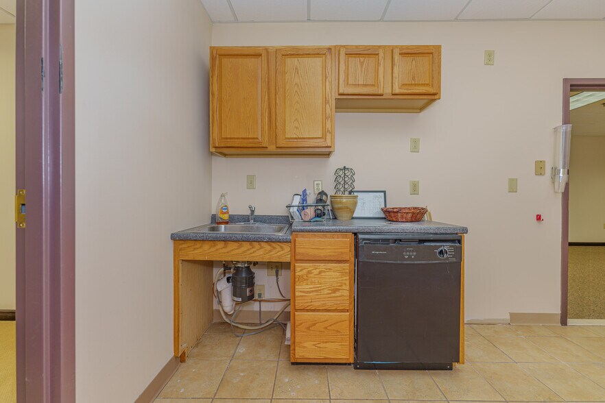 More Photos Of 10 Maxwell Dr, Clifton Park Medical For Lease