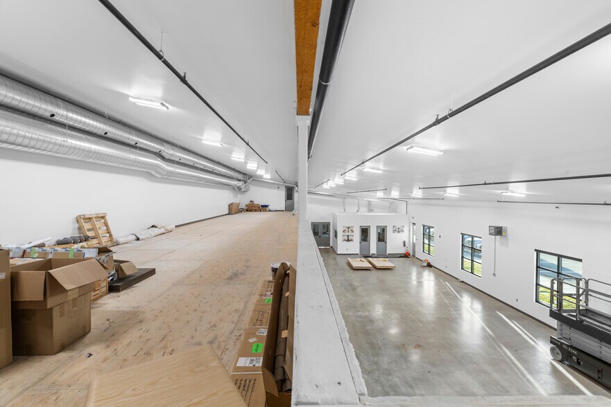 More Photos Of 3300 W Aviation Dr, Hayden Light Distribution For Lease