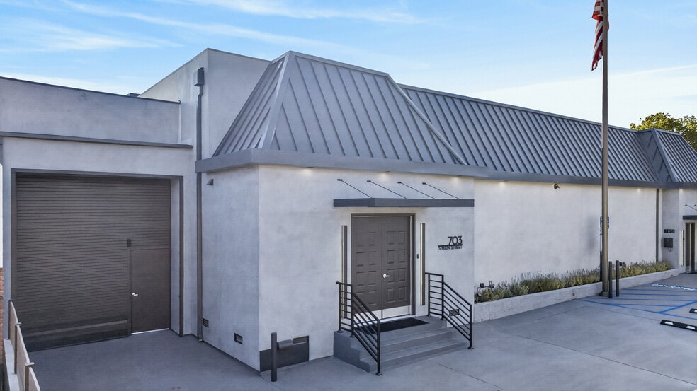 More Photos Of 703 S Main St, Burbank Showroom For Sale