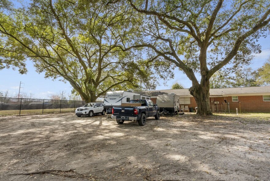 More Photos Of 9250 Untreiner Ave, Pensacola Office For Sale