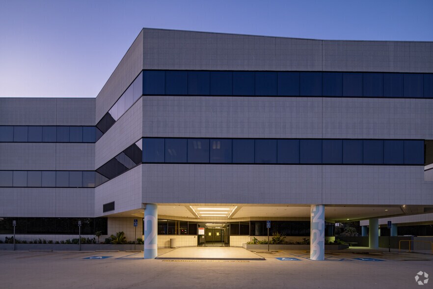 More Photos Of 6345 Balboa Blvd, Encino Unknown For Lease