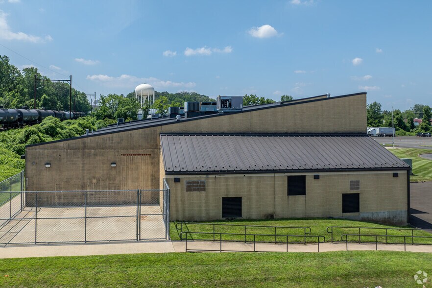 More Photos Of 965 Thomas Dr, Warminster Township Light Manufacturing For Lease