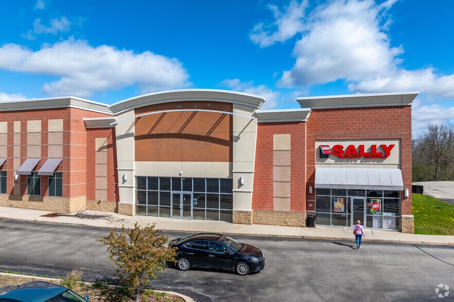 More Photos Of N96W18908 County Line Rd, Germantown General Retail For Lease