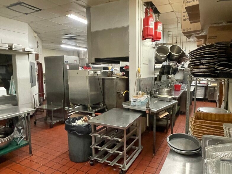 More Photos Of 1001 30th Ave S, Moorhead Restaurant For Sale